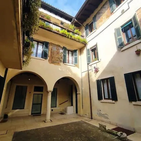 Casa Dei Pittori - A Pochi Passi Da Piazza Erbe Appartamento *